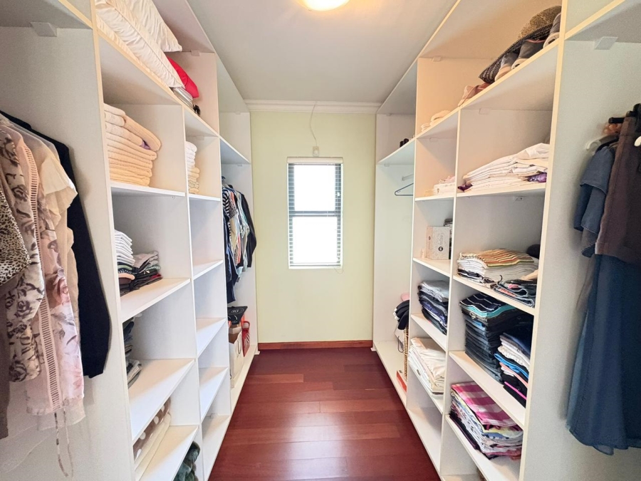 To Let 4 Bedroom Property for Rent in Uitzicht Western Cape